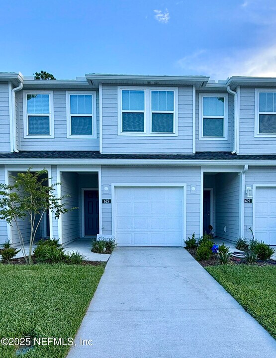 625 Holly Lks Dr in Orange Park, FL - Foto de edificio