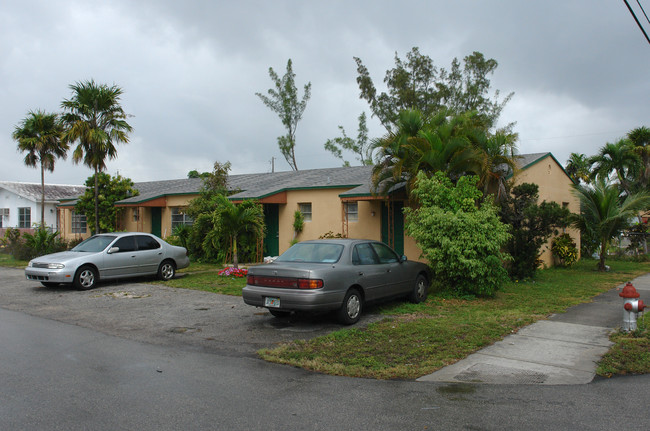 1600 N 19th Ave in Hollywood, FL - Foto de edificio - Building Photo