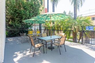 Bakman Apartments in North Hollywood, CA - Foto de edificio - Other