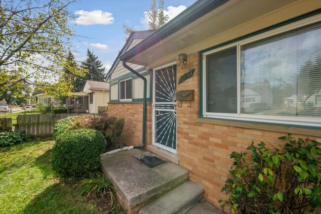 3 Bedroom Ranch - $1,350 in Eastpointe, MI - Building Photo - Building Photo