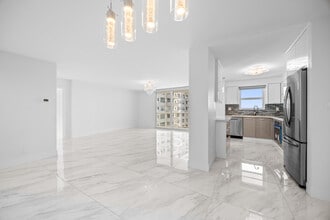 137 Golden Isles Dr in Hallandale Beach, FL - Building Photo - Building Photo