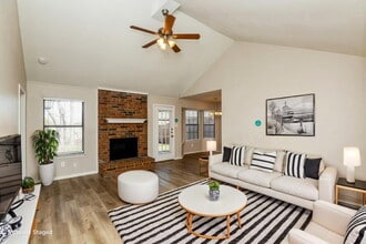 1354 Gainsborough Way in Fort Worth, TX - Foto de edificio - Building Photo