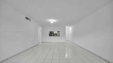 440 W Park Dr in Miami, FL - Building Photo - Building Photo