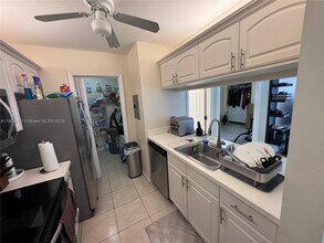 2734 N Nob Hill Rd in Sunrise, FL - Building Photo - Building Photo