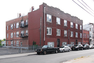 75 Center St in Clifton, NJ - Building Photo - Building Photo