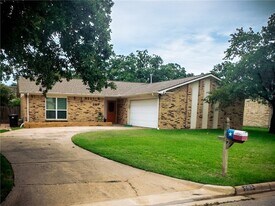2817 Jennifer Dr in College Station, TX - Building Photo