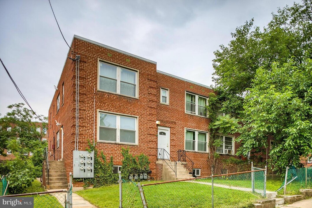 406 Chaplin St SE, Unit 3 in Washington, DC - Building Photo