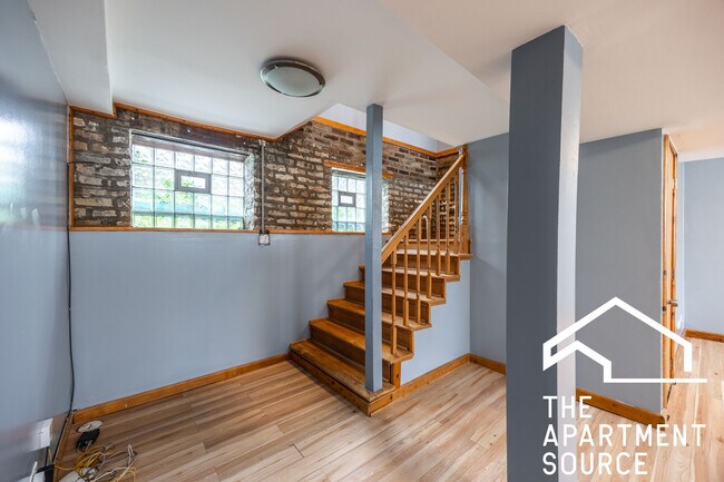1349 N Washtenaw Ave, Unit 1F in Chicago, IL - Building Photo - Building Photo