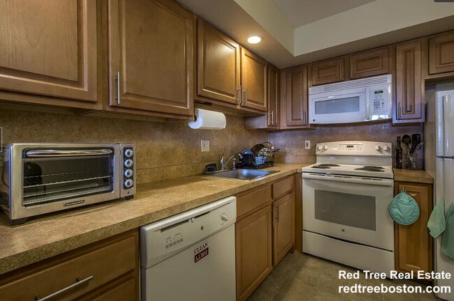 385 Massachusetts Ave in Arlington, MA - Foto de edificio - Building Photo