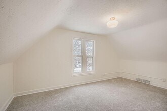 84 Isabel St W in St. Paul, MN - Foto de edificio - Building Photo