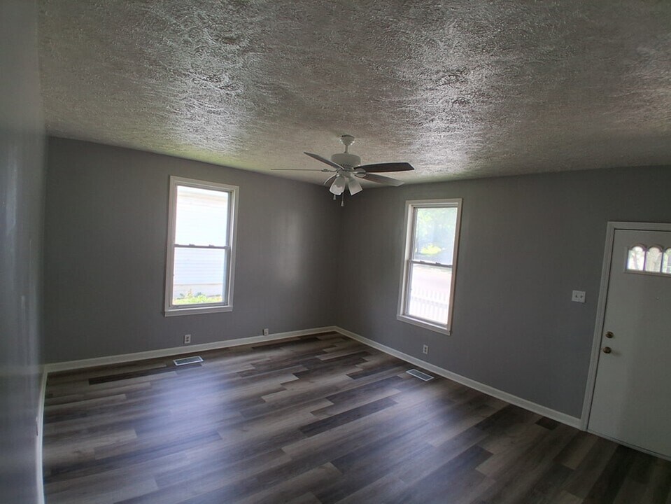 225 W 3rd St in Connersville, IN - Building Photo