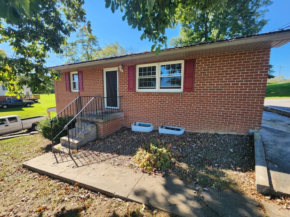 15475 Oak Rd in Waynesboro, PA - Building Photo