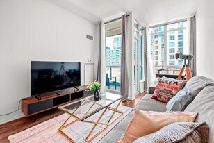 87 Fort York Blvd in Toronto, ON - Building Photo