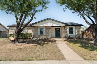 1213 Southridge Dr in Lancaster, TX - Building Photo