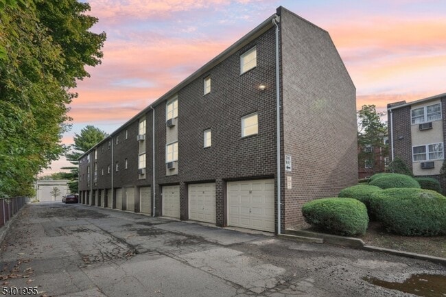 421 Bloomfield Ave in Verona, NJ - Building Photo - Building Photo