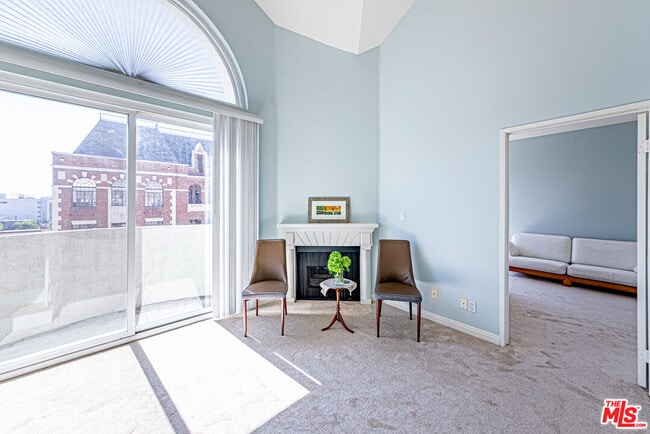 property at 620 S Gramercy Pl
