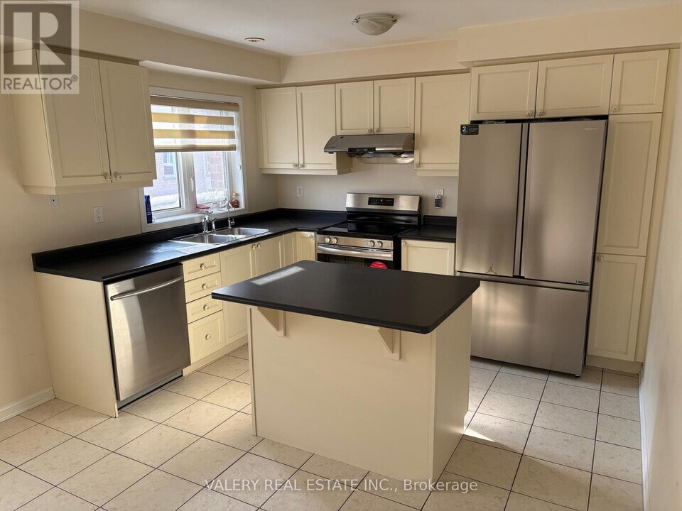 27 Ariel Rd in Brampton, ON - Building Photo