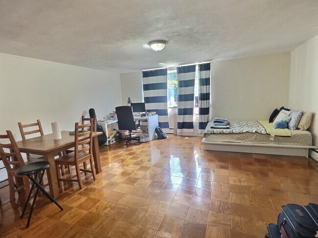 183 Kent St, Unit 4 in Brookline, MA - Foto de edificio - Building Photo