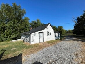 18210 Shelbyville Rd in Louisville, KY - Building Photo - Building Photo