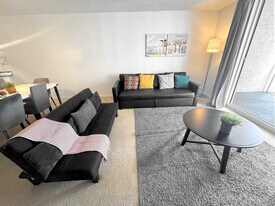 1 SE 12th St in Miami, FL - Building Photo