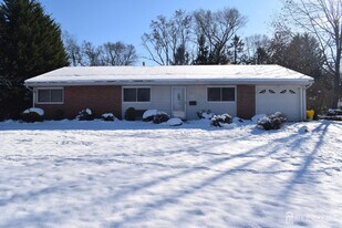 10 Tyndall Rd in Kendall Park, NJ - Building Photo
