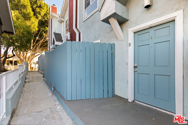 747 Micheltorena St in Los Angeles, CA - Foto de edificio - Building Photo