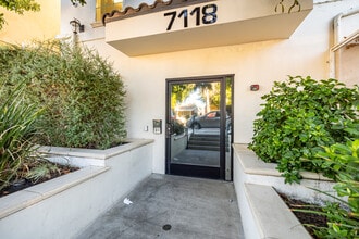 7118 Amigo Casa in Reseda, CA - Building Photo - Building Photo