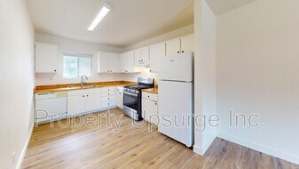 3141 Churn Crk Rd in Redding, CA - Building Photo