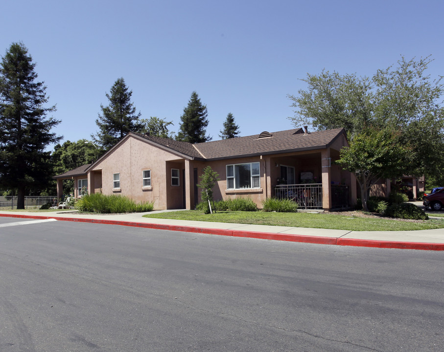 West Capital Courtyard Apartments in West Sacramento, CA - Building Photo