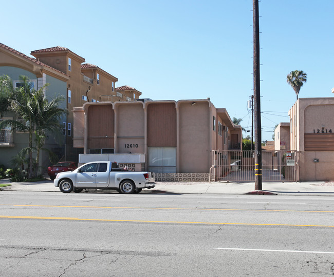 12610 Burbank Blvd in Valley Village, CA - Foto de edificio - Building Photo