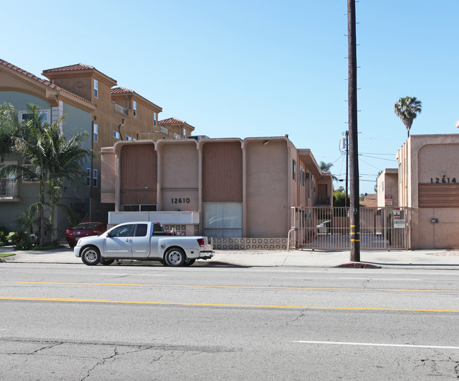 12610 Burbank Blvd in Valley Village, CA - Building Photo - Building Photo