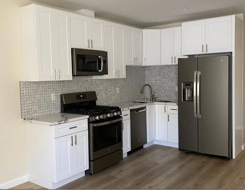 6924 Encino Ave in Van Nuys, CA - Building Photo