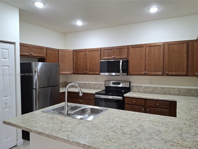 9320 W 33rd Ln in Hialeah, FL - Foto de edificio - Building Photo
