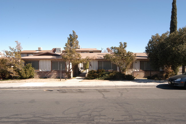 761 Upton Dr in Barstow, CA - Foto de edificio - Building Photo