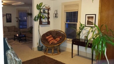 230 E Sumner St, Unit 230B in Hartford, WI - Building Photo - Building Photo