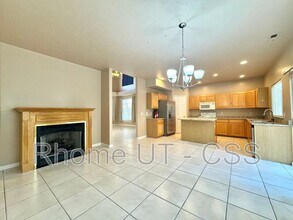723 Sandy Point Dr in Sandy, UT - Building Photo - Building Photo