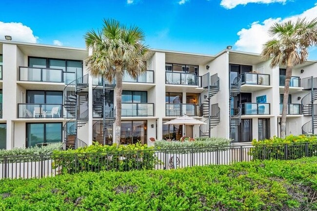 550 NE 21st Ave in Deerfield Beach, FL - Building Photo - Building Photo