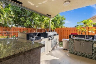 900 SW 150th Ave in Sunrise, FL - Building Photo - Building Photo