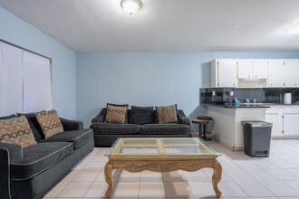 1062 SW 135th Pl, Unit Room 1 in Miami, FL - Foto de edificio - Building Photo