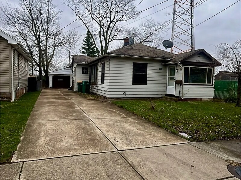 5733 Longwood Ave in Maple Heights, OH - Building Photo