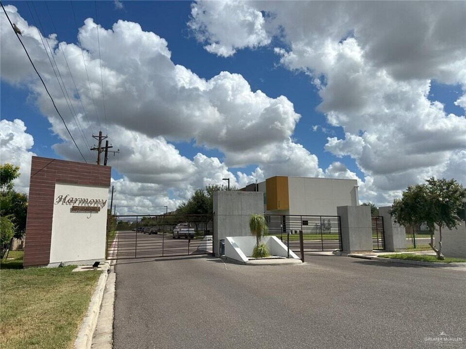 2316 Harmony Ln in Mission, TX - Building Photo