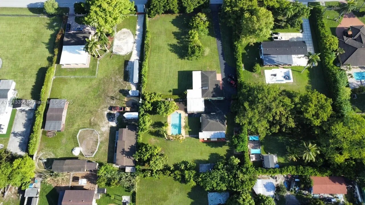 12401 SW 47th St in Miami, FL - Building Photo