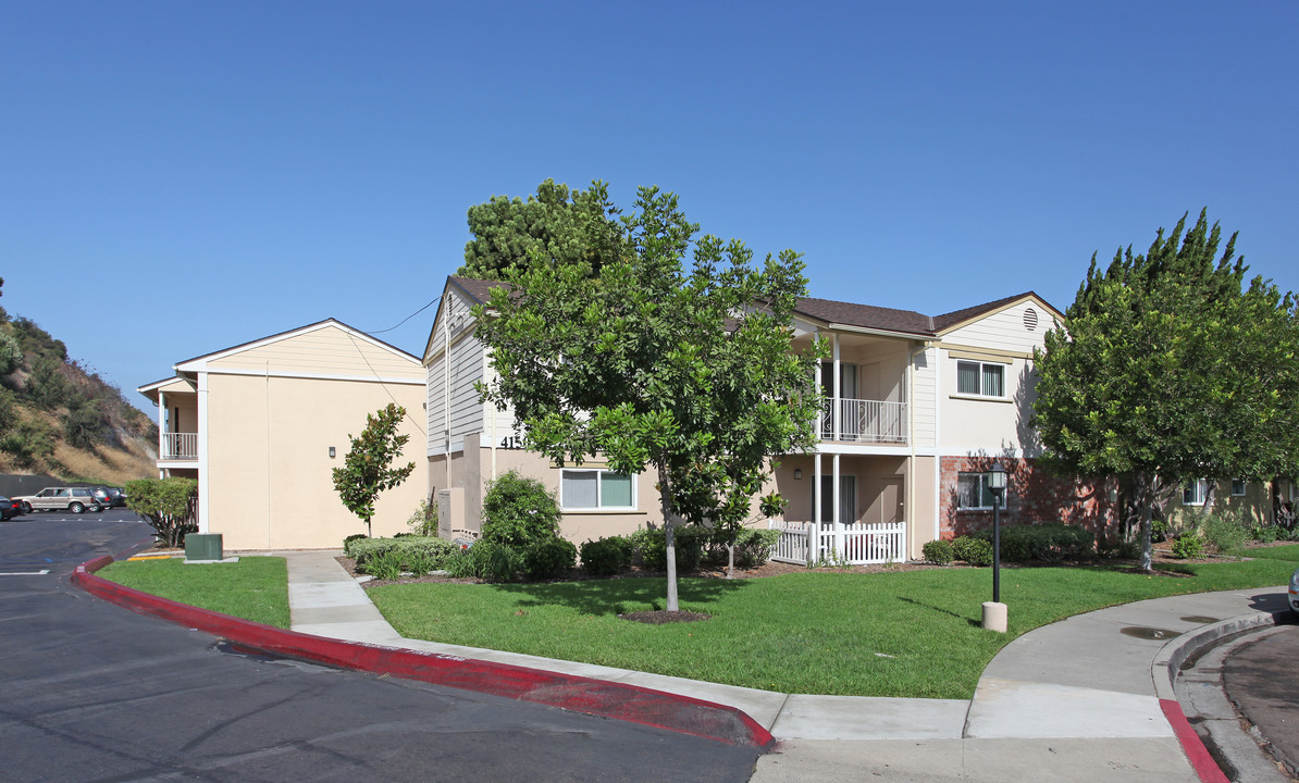 Village Green Apartments in San Diego, CA - Foto de edificio