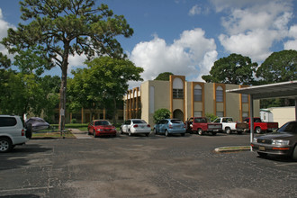 Chateau N.E in St. Petersburg, FL - Building Photo - Building Photo