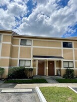 9490 Palm Cir S in Pembroke Pines, FL - Building Photo