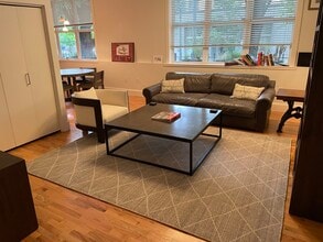 1009 NW Hoyt St, Unit 106 in Portland, OR - Building Photo - Building Photo