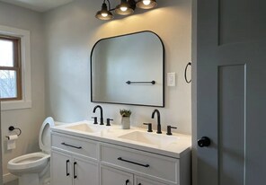 7324 Maple Dr in Urbandale, IA - Building Photo