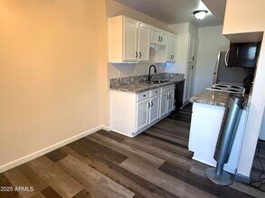5921 W Golden Ln in Glendale, AZ - Building Photo - Building Photo