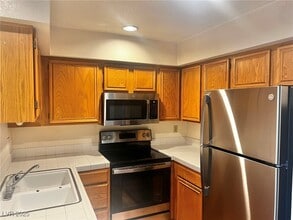 2140 Pinetop Ln in Las Vegas, NV - Building Photo - Building Photo