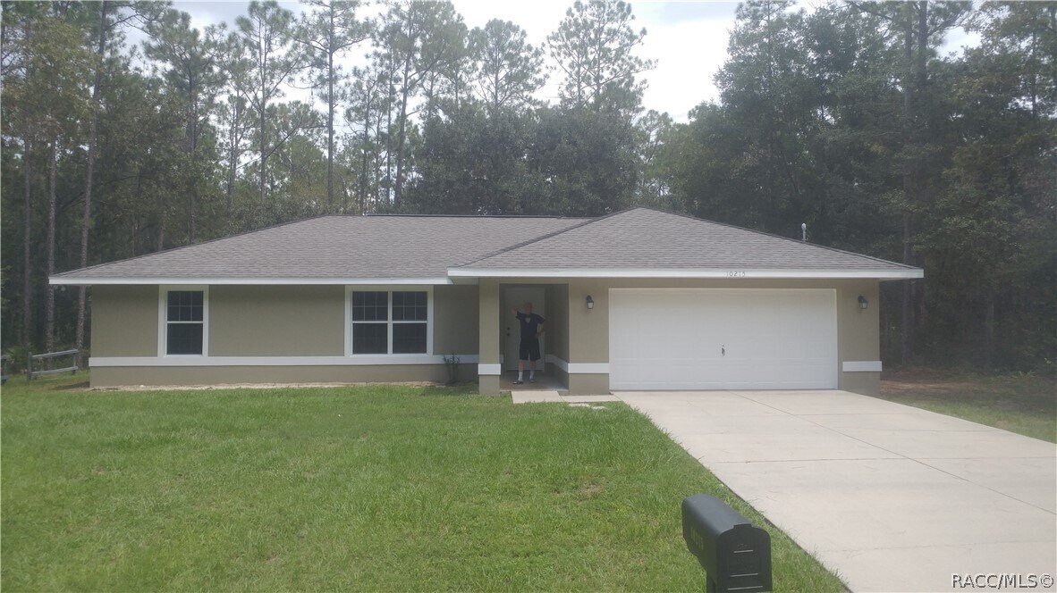10215 N Biscayne Dr in Citrus Springs, FL - Building Photo